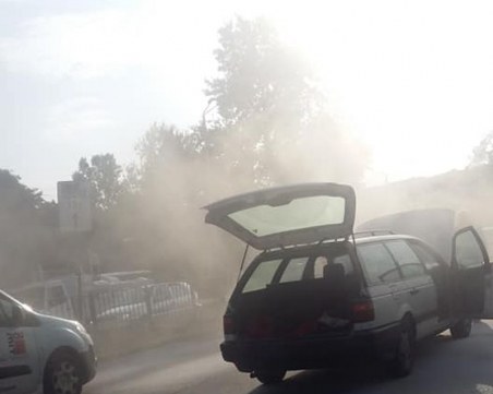 Комби пламна в движение на пловдивски булевард СНИМКИ