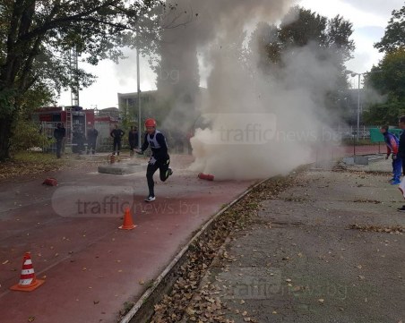 Пловдивските пожарникари - най-добрите при гасенето на двуметрови пламъци СНИМКИ и ВИДЕО