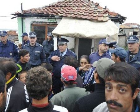 Роми отново нападнаха полицаи след сигнал за силна музика