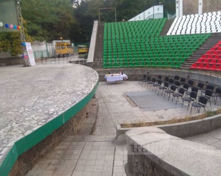 Скандалният концерт в Пловдив не започна в обявения час, отказаха достъп на журналисти СНИМКИ