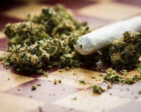 Цигара с марихуана остана неизпушена, спипаха “готвача“