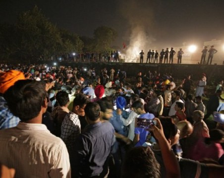 Ужас в Индия: Минимум 50 души са загинали премазани от влак ВИДЕО и СНИМКИ