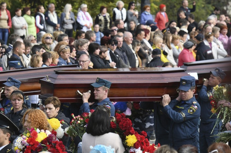 Хиляди се простиха с жертвите на масовото убийство в Керч