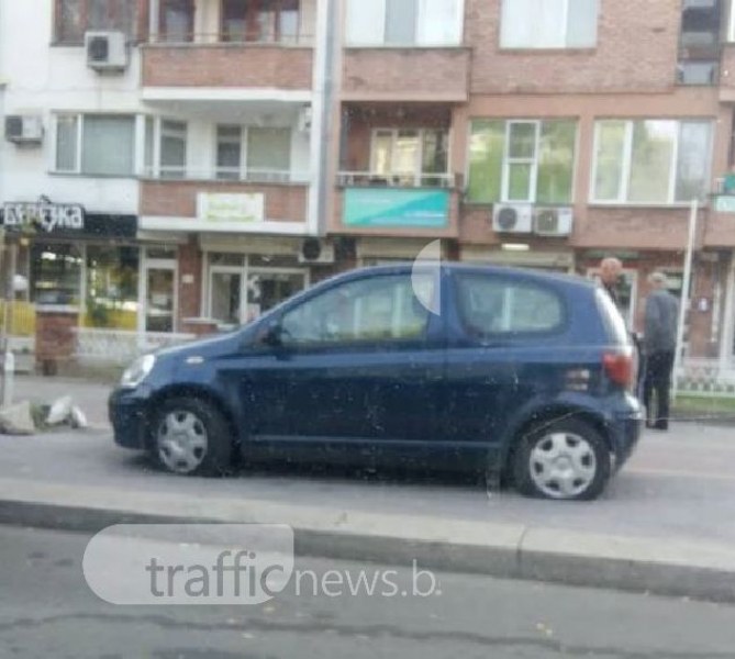Трън в очите! Тойота осъмна със спукани гуми на тротоар в Пловдив