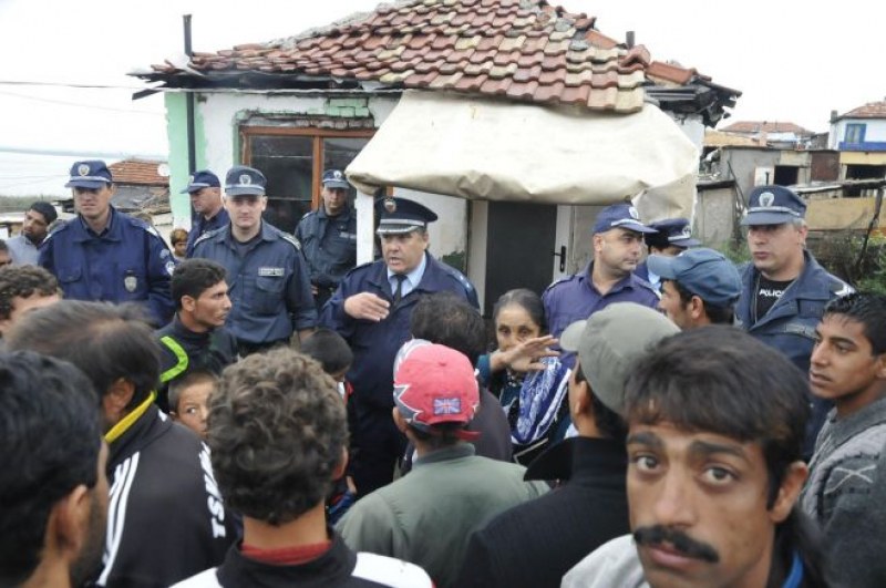 Роми отново нападнаха полицаи след сигнал за силна музика