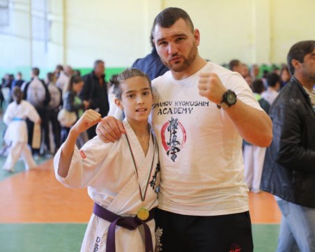 13-годишен пловдивски талант е номер 1 на карате и картинг, стяга се за световно СНИМКИ