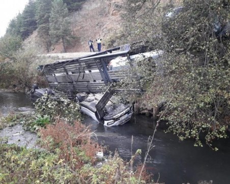 Автовоз се обърна в дере, изсипа автомобили в реката