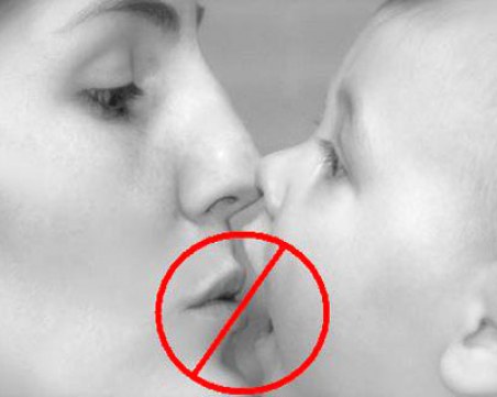 Буря от страсти във Фейсбук! Неморално ли е майката да целува малкия си син по устата?