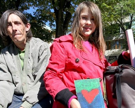 ЧСИ блокира дарения за болен баща! 10-годишната Сиси рисува, за да го спаси