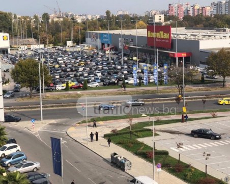 Сблъсък пред Колодрума! Ауди излетя от пътя, другата кола остана без гума СНИМКИ