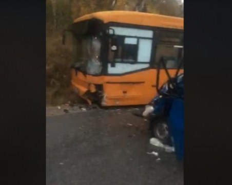 Трима ранени при катастрофа между автобус и бус