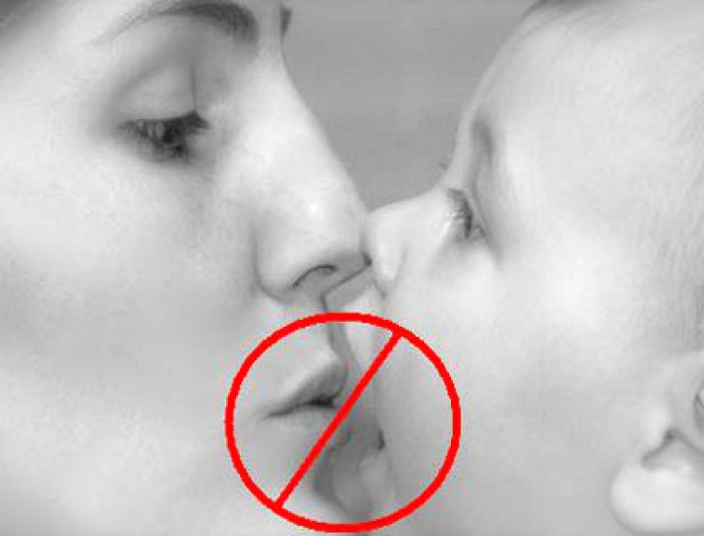 Буря от страсти във Фейсбук! Неморално ли е майката да целува малкия си син по устата?