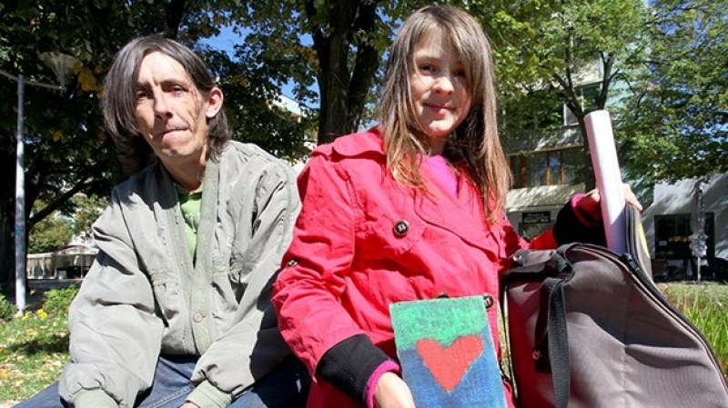 ЧСИ блокира дарения за болен баща! 10-годишната Сиси рисува, за да го спаси