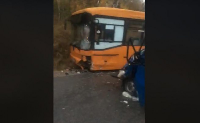 Трима ранени при катастрофа между автобус и бус