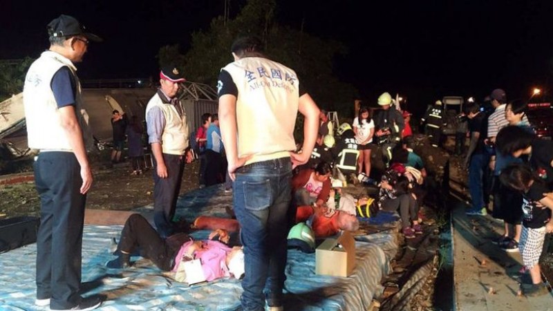 17 души загинаха при дерайлиране на влак в Тайван