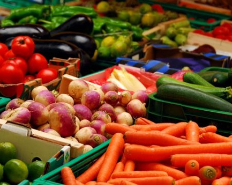 Краставиците и чушките пак тръгнаха нагоре! Вижте колко ще плащаме за пилешкото и сиренето