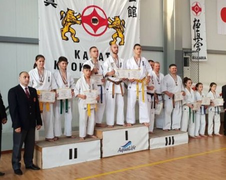 Пловдивски каратеки с 4 медала от държавното в Кранево СНИМКИ