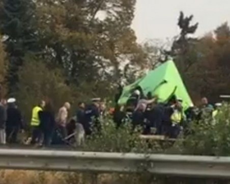Шофьорът на обърналия се тир е в много тежко състояние