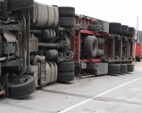 Тежка катастрофа с тир! Шофьорът е ранен