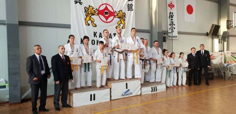 Пловдивски каратеки с 4 медала от държавното в Кранево СНИМКИ