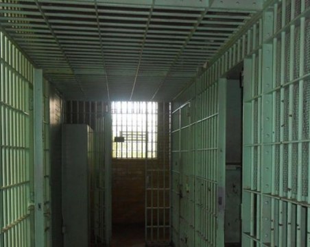 Четиримата роми, дръзнали да нападнат полицаи, остават в ареста