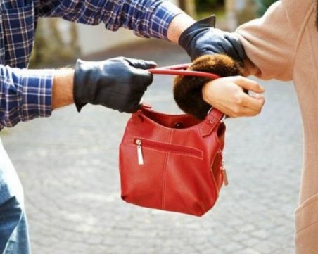 Хлапак задигна чантата на пловдивчанка в Тракия, спипаха го