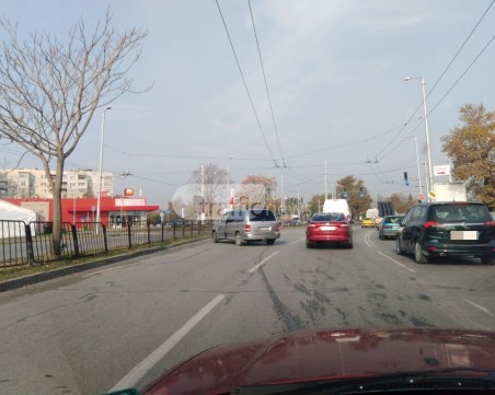 Инцидент, или удобно място на паркиране затапи голямо кръстовище в Пловдив СНИМКИ