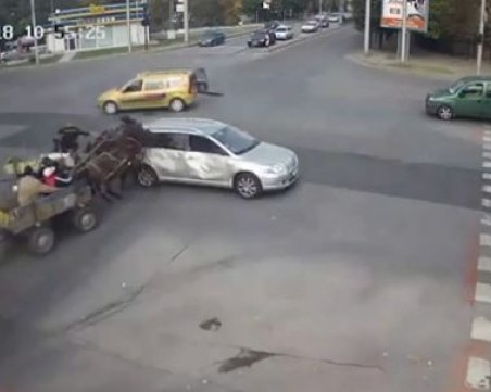 Каруци връхлетяха върху автомобил на голямо кръстовище ВИДЕО