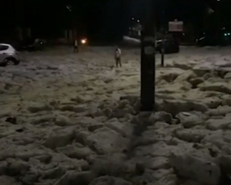 Ледени блокове покриха улиците на Рим ВИДЕО