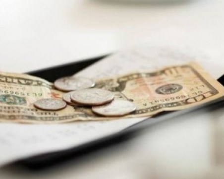 Мъж поръча две бутилки вода и остави бакшиш от 10 000 долара