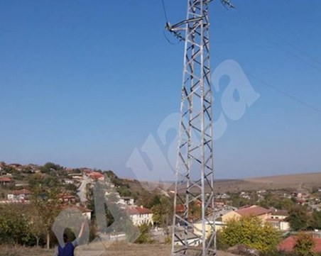 Момчето, покосено от волтова дъга, търсило скрита играчка на електрическия стълб СНИМКИ