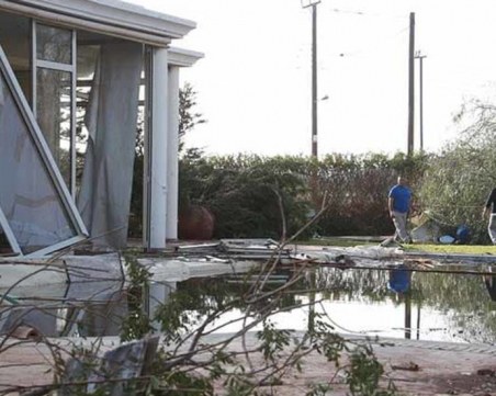 Мощно торнадо отнесе 40 къщи в Кипър ВИДЕО