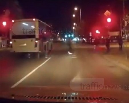 На косъм от трагедията: Градски автобус в Пловдив минава на червено между пешеходците ВИДЕО