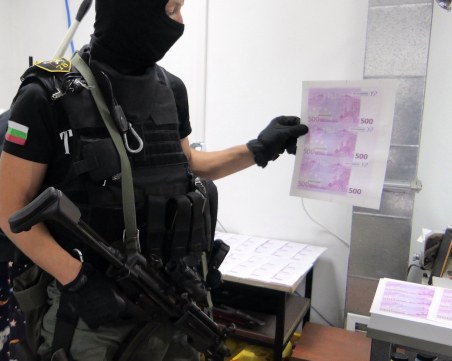 Пловдивски ученик на Митьо Дебелия арестуван в печатницата за фалшиво евро на Слънчев бряг