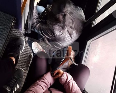 Правостоящи и нервни: 90 души се тъпчат като сардини в автобус от Пловдив до Белозем СНИМКИ