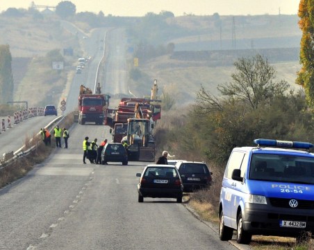 Шофьор блъсна и уби работник на път в ремонт СНИМКИ
