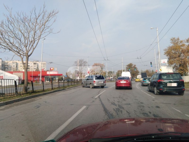 Инцидент, или удобно място на паркиране затапи голямо кръстовище в Пловдив СНИМКИ