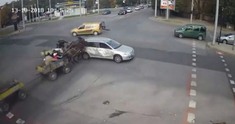 Каруци връхлетяха върху автомобил на голямо кръстовище ВИДЕО