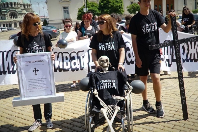 Майки на деца с увреждания: Нямаме политически цели, думите на Симеонов са цинични