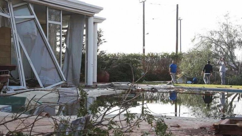 Мощно торнадо отнесе 40 къщи в Кипър ВИДЕО