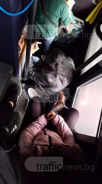 Правостоящи и нервни: 90 души се тъпчат като сардини в автобус от Пловдив до Белозем СНИМКИ
