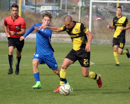 Без редица титуляри Ботев изхвърли Левски за Купата на БФС