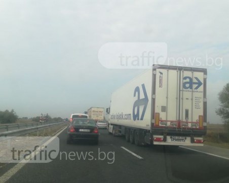 Километрично задръстване на АМ Тракия, заради инцидента с тира СНИМКИ