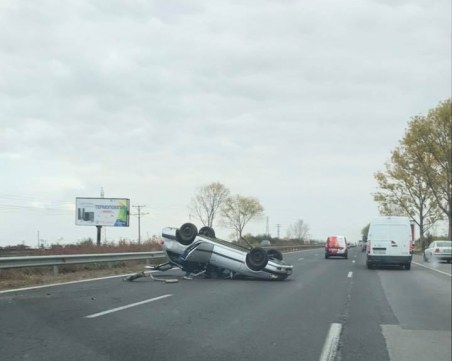 Кола се обърна по таван на АМ Тракия