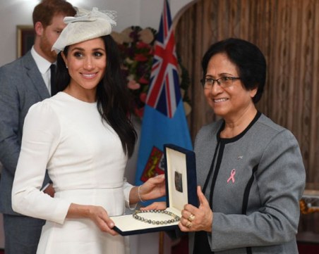 Меган Маркъл показа бременно коремче във Фиджи СНИМКИ