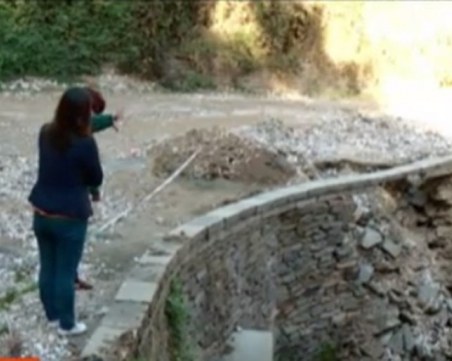 Неукрепени свлачища тревожат хората и затрудняват движението за село Добралък