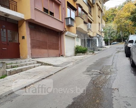 Питейна вода изтича в центъра на Пловдив повече от два месеца СНИМКИ