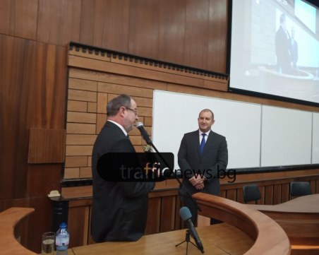 Президентът към студентите в Пловдив: Бъдете непримирими към беззаконието и простащината СНИМКИ