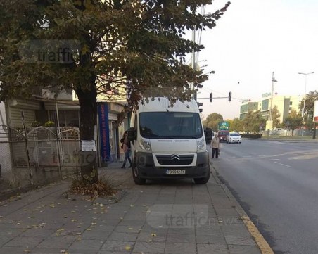 Шофьор се метна на тротоар, замалко да помете баба СНИМКИ