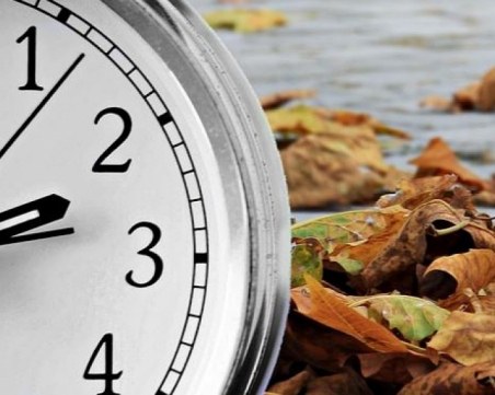 Тази нощ е по-дълга с 1 час – поредна или последна игра с часовника?